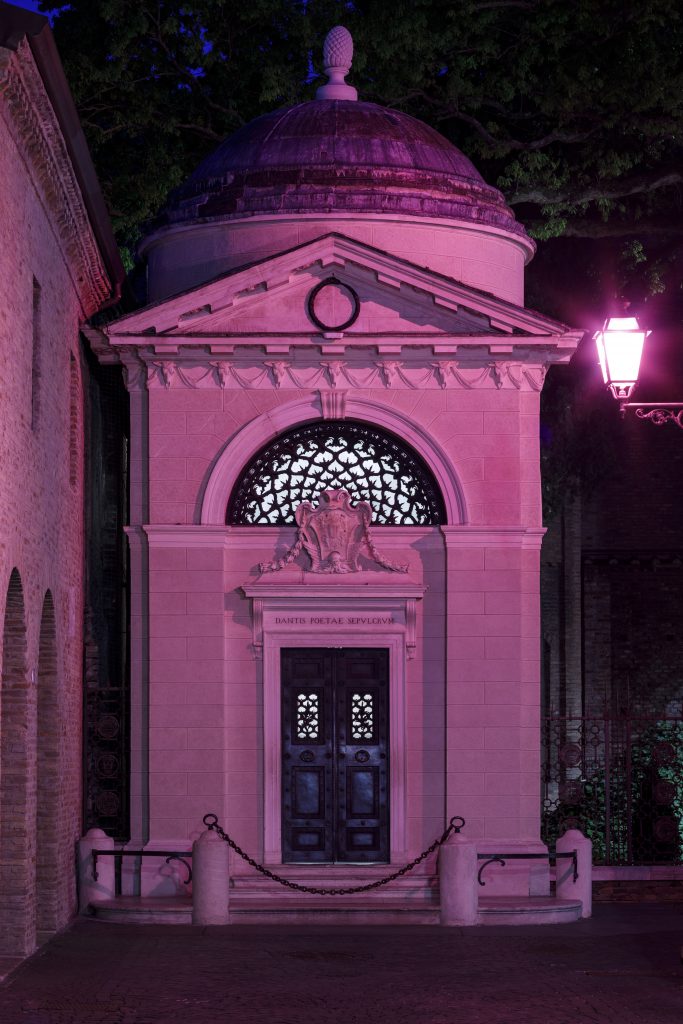 La Tomba di Dante illuminata di rosa